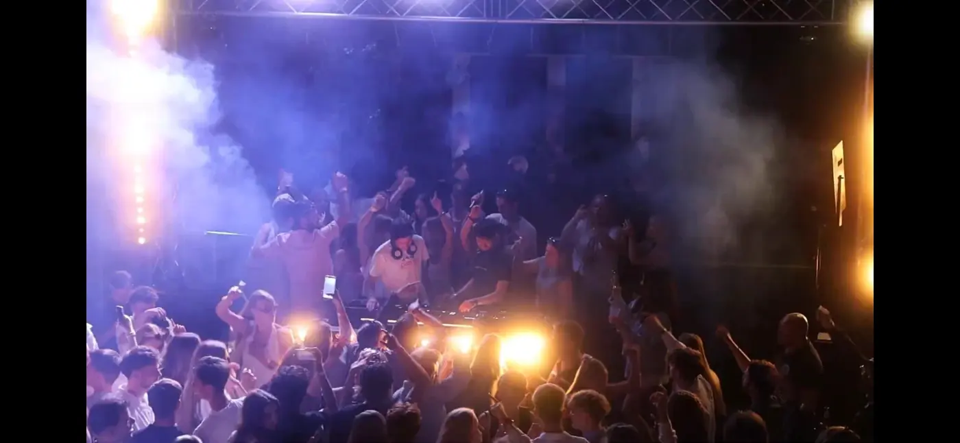 Open-Air-Set im Nebel und Scheinwerferlicht