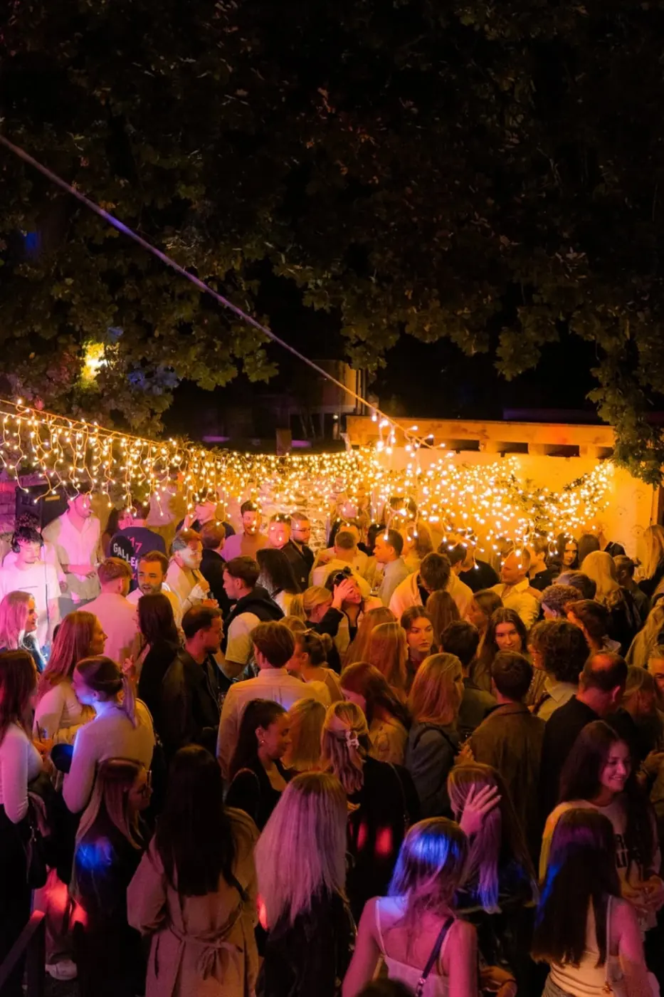 Lounge-Abend unter Lichterketten